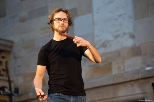 Photo d'Antoine (directeur musical du groupe Exeko) en train d'utiliser des claves.