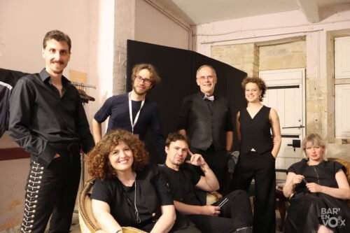 Photo du groupe Exeko dans les loges du collège Gilles de Trèves.