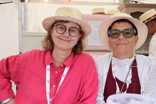 Sophie et Céline, canotier Bar'EnVoix sur la tête au stand de vente des jetons roses
