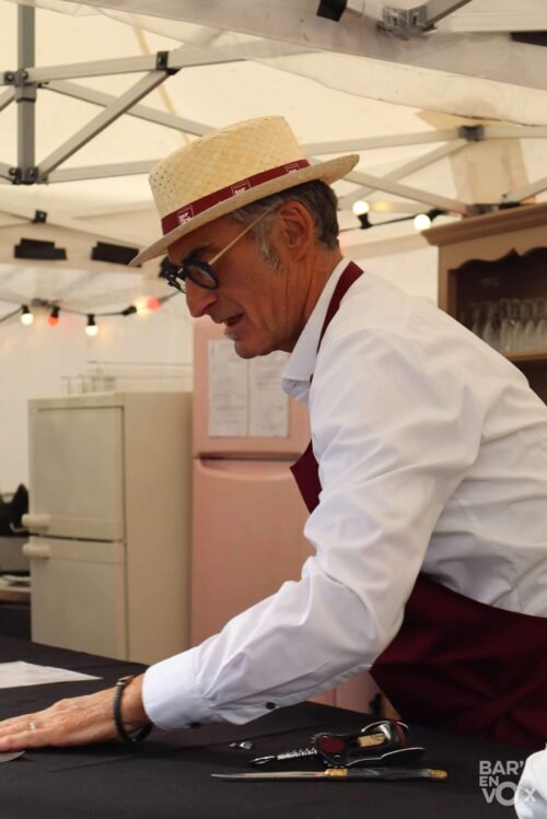 Eric notre barman, canotier Bar'EnVoix sur la tête, en pleine action