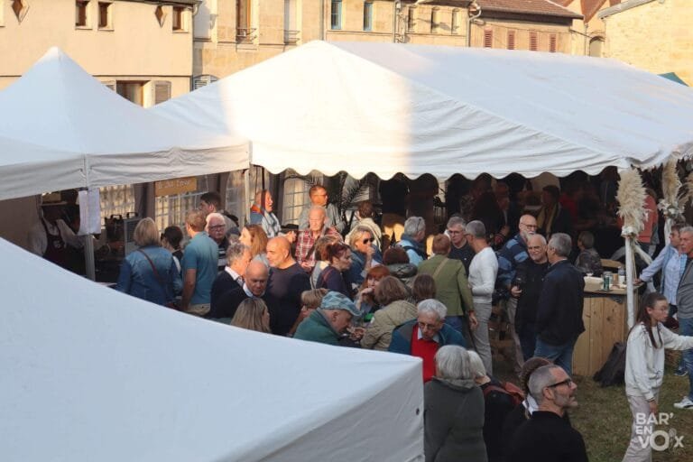 Vue plongeante sur les festivaliers entre les barnums du jardin