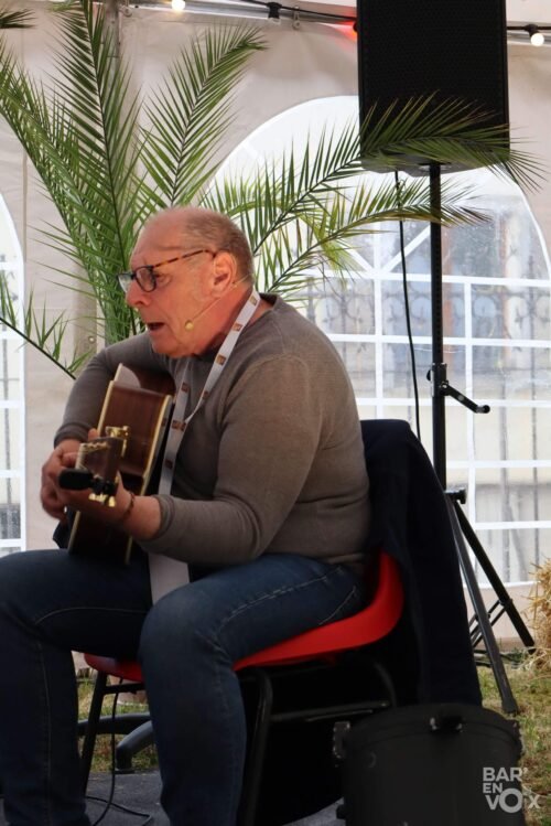 Le guitariste du groupe Nomade en pleine action sours le barnum de la guinguette