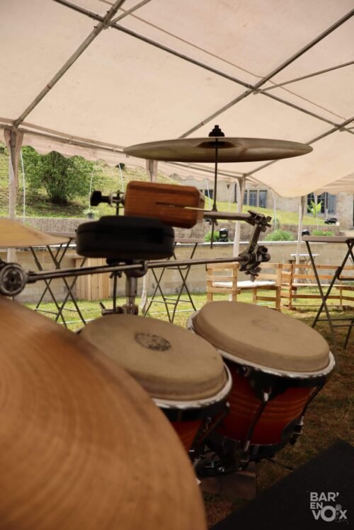 Vue des percussions du groupe Nomades qui ont chanté dans le jardin du collège.