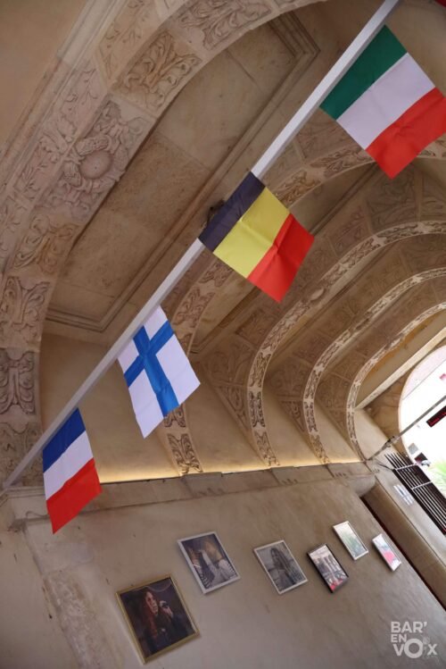 Vue des drapeaux accrochés à l'entrée (France, Finlande, Belgique et Italie)