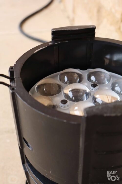 Photo en gros plan de l'optique d'un projecteur PAR LED