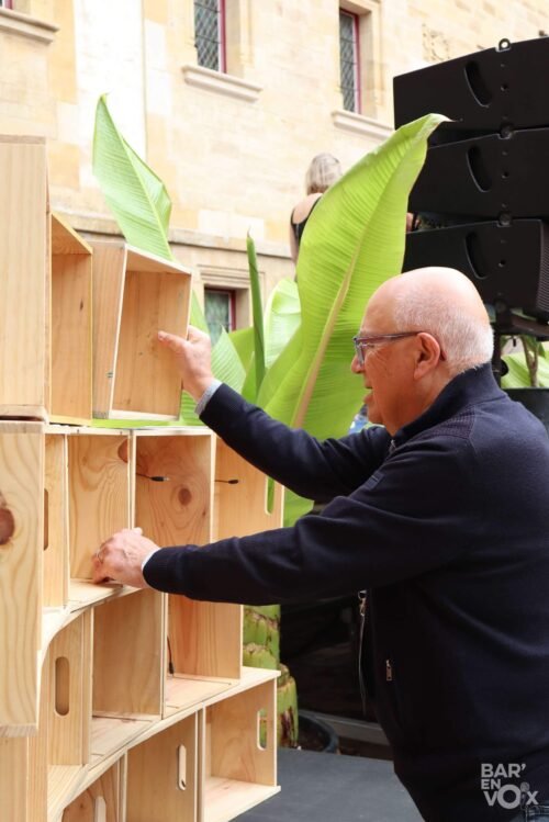 JP Installe les caisses en bois utilisées pour afficher les logos des sponsors et partenaires