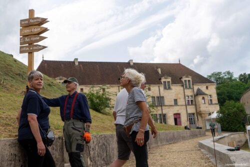 Installation du panneau de direction qui indique les lieux de la guinguette (crêpes, bar, restauration)