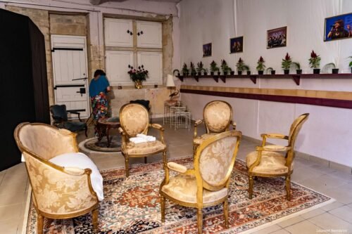 Installation des loges, 4 chaises de type Voltaire et un canapé sur un tapis