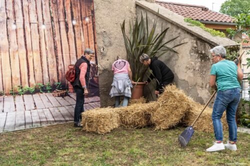 Installation de la déco du coin photo : bottes de paille, plantes...
