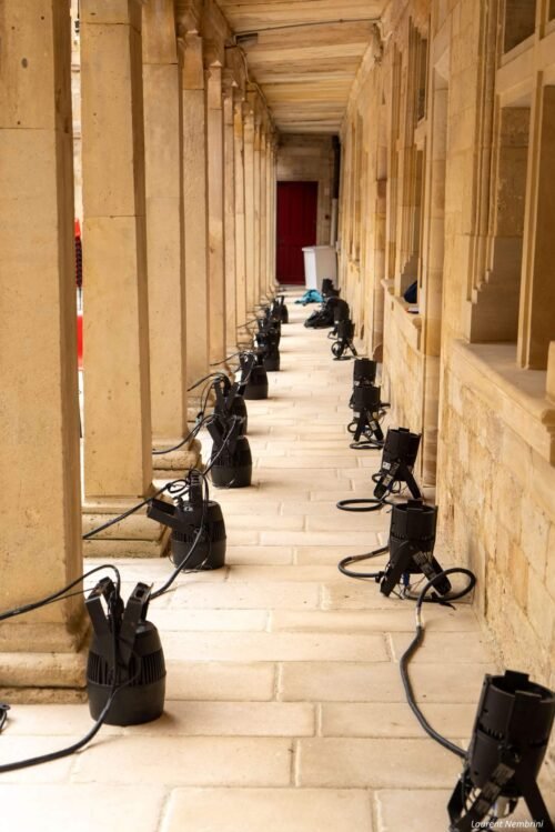 Vue de deux rangées de projecteurs PAR LED sous une coursive du collège