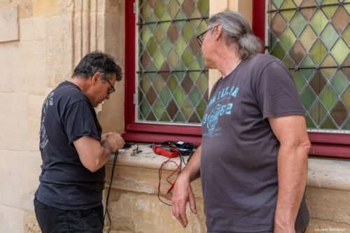 Sylvain et Daniel pendant l'installation électrique de la lumière de l('entrée du collège