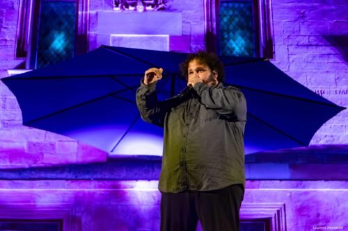 BigBen dans une performance de Beatbox devant un parasol
