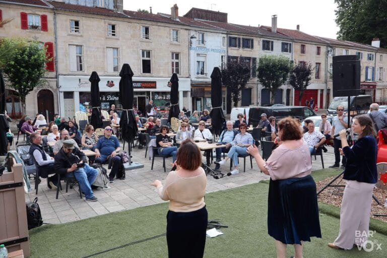 Vue du public devant les chanteuses, micro à la main