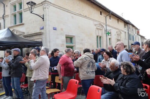 Le public devant l'église Saint Hilaire de Longeville-en-Barrois applaudit la prestation de REBEL BIT