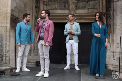 Les 4 artistes sur scène à Longeville-en-Barrois. Lorenzo chante micro à la main.