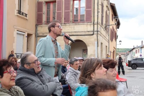 Paolo, dans le public, chante micro à la main