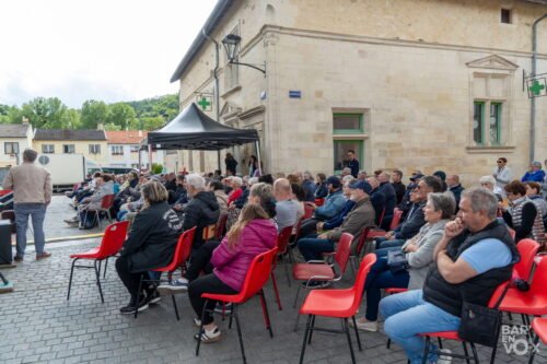 Le public devant l'église Saint Hilaire de Longeville-en-Barrois.