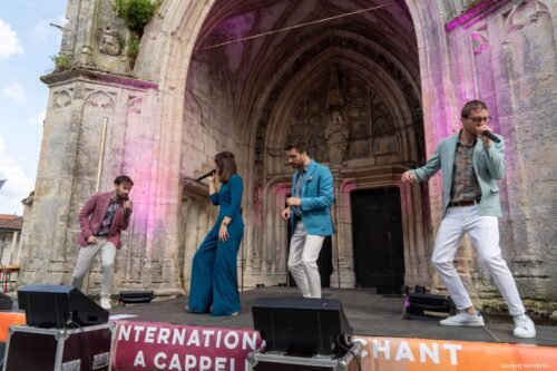 Rebel Bit chante devant le parvis de l'église de Longeville-en-Barrois