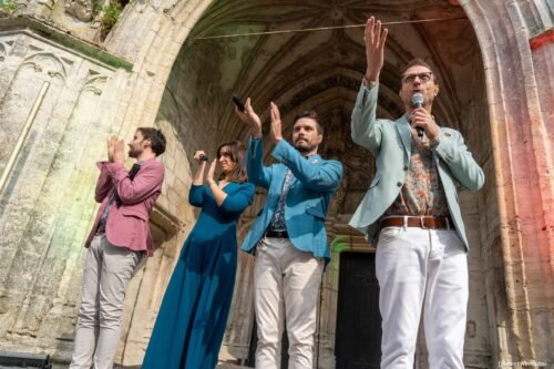 Le groupe Rebel Bit Applaudit le public