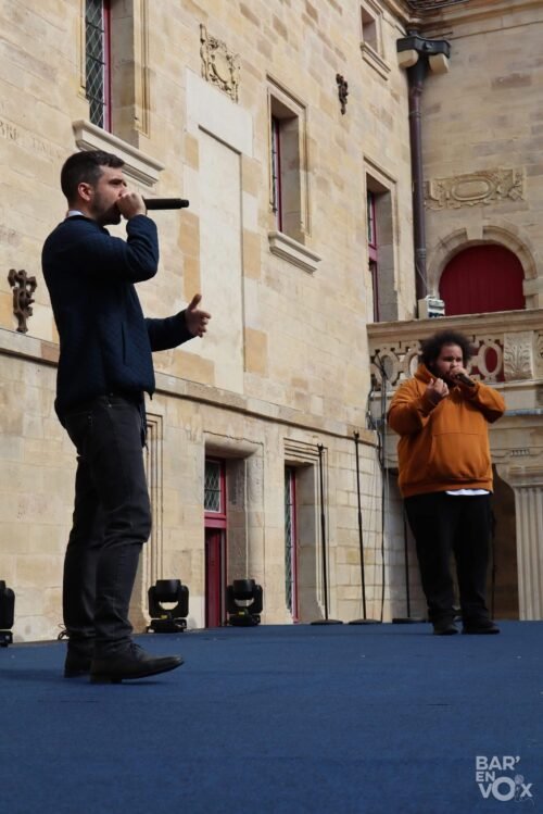 Paul Vignes et Big Ben, micro à la main font une démonstration de Beatbox sur la scène du collège Gilles de Trèves