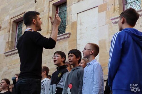Les élèves de la master class, avec Paul Vignes, sur la scène de Gilles de Trèves pour la restitution des master class