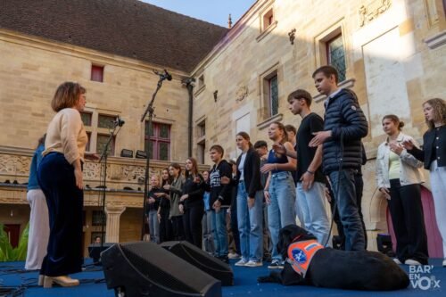 Lydie, devant les élèves de la master class sur la scène lors de la restitution au collège Gilles de Trèves