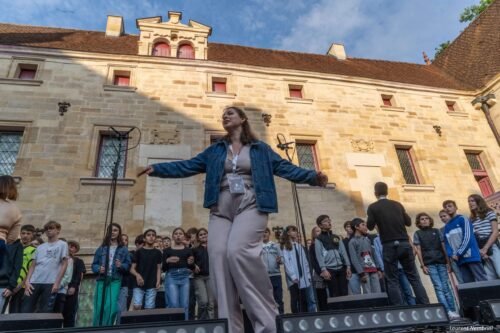 Clara, devant les élèves de la master class sur la scène lors de la restitution au collège Gilles de Trèves