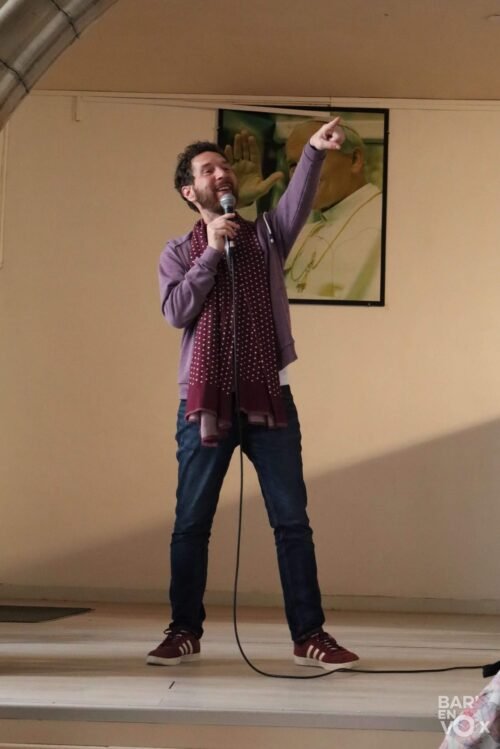 Nicolas Gabel du groupe Opus Jam, micro à la main, enseigne l'harmonie pendant la master class du collège Jean-Paul II