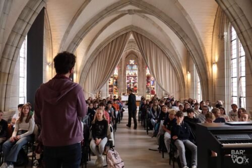 Nicolas Gabel du groupe Opus Jam, fait une démonstration d'harmonie dans la chapelle du collège Jean-Paul II devant les élèves de la master class