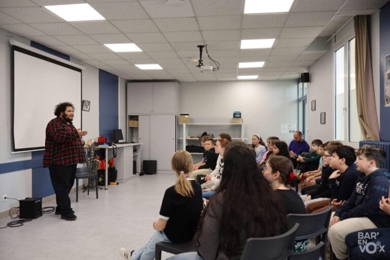 Big Ben du groupe Just Vox, enseigne le beatbox devant une classe du collège Jean-Paul II