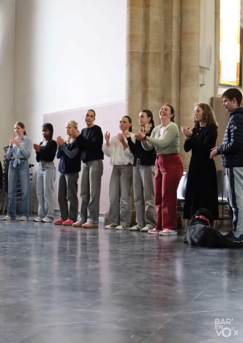 Carla des chanteuses anonymes pendant la master class enseigne le rythme aux élèves
