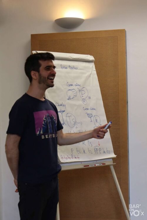 Paul Vignes devant le tableau blanc pendant la master class