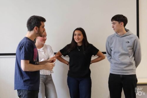 Paul Vignes, devant 3 élèves, enseigne le beatbox pendant la master class au collège Poincaré
