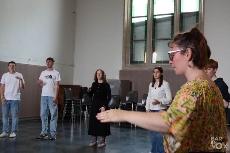 Lydie des Chanteuses Anonymes enseigne le chant et body percussions aux élèves du Lycée Poincaré pendant la master class