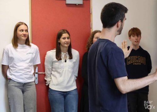 Paul Vignes devant 4 élèves enseigne le beatbox pendant la master class au collège Poincaré