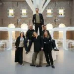 6 chanteurs dans une satlle de restaurant