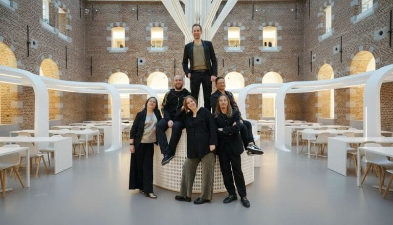 6 chanteurs dans une satlle de restaurant