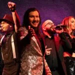 Six chanteurs micro à la main