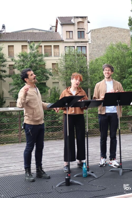 3 chanteurs une rivière