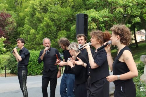 7 chanteurs dans un parc boisé