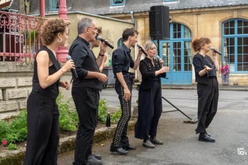 5 chanteurs dans une cour