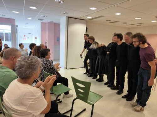 Des chanteurs saluent le public