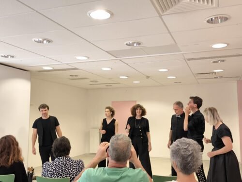 6 chanteurs devant un public