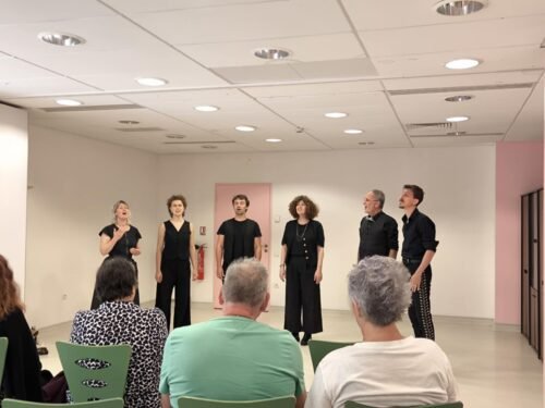 6 chanteurs devant le public