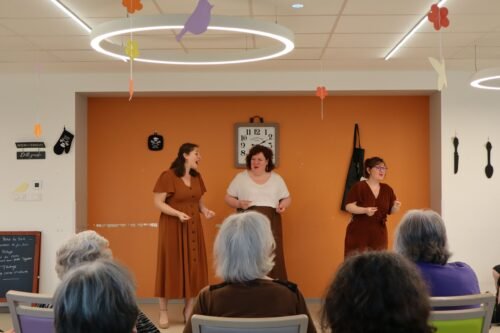 3 chanteuses devant l'assistance