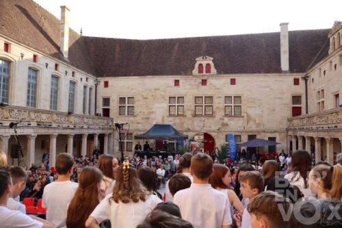 le collège vu de la scène avec les élèves en premier plan