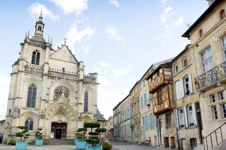 l'église avec un clocher à gauche sur la place Saint-Pierre