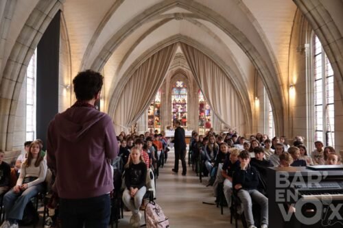 Les élèves écoutent le chanteurs