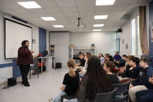 Un beatboxer devant ses élèves