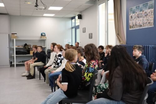 Les élèves attentifs assis sur une chaise